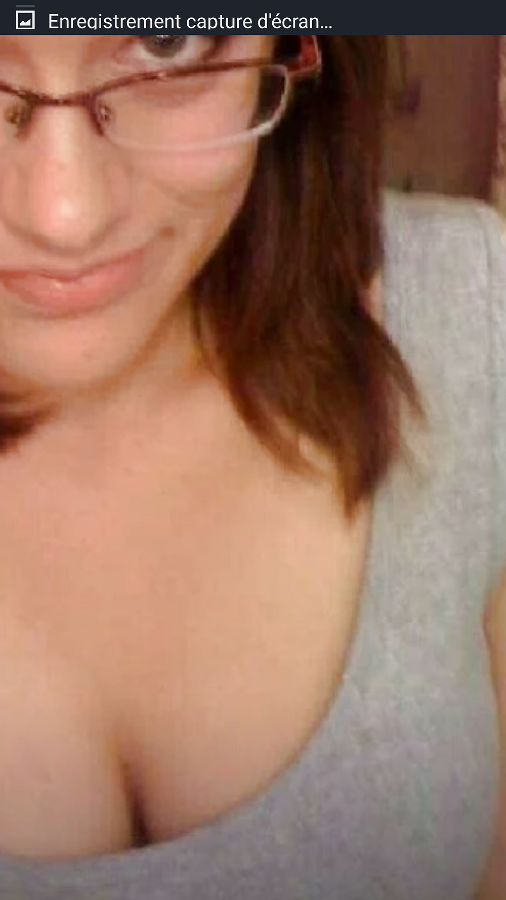 Ravissante nana à la bouche humide attend un amant pour baiser royalement